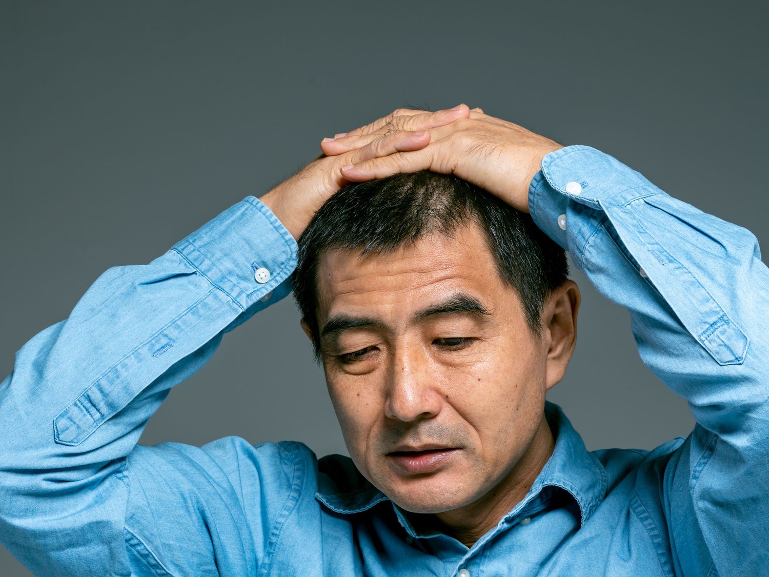 増産の受注は決まったものの、材料費と外注加工費の支払いが先に来ることに頭を抱える製造業の経営者